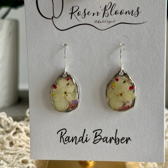 Jewelry - Resin and real flowers dangle earrings